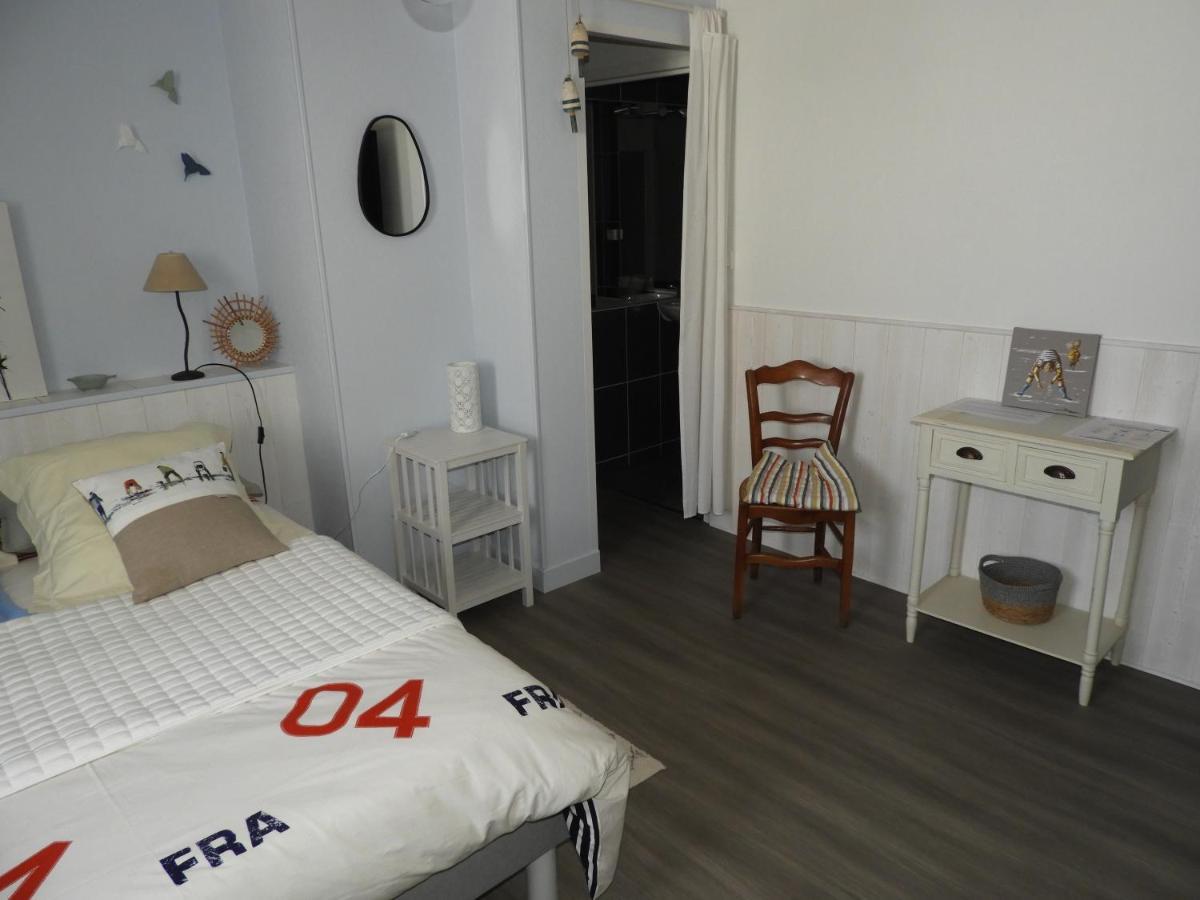 Bed and Breakfast Les Volets Bleus Saint-Guénolé Exterior foto
